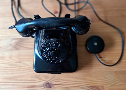 Altes telefon mit wählscheibe - telefon,