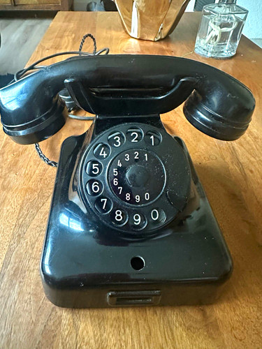 Schwarzes vintage telefon mit - schwarzes,
