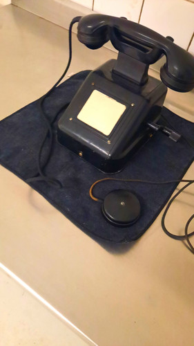 Schwarzes tischtelefon mit - schwarzes,