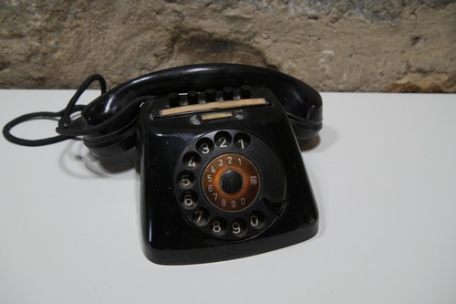 Altes telefon mit wählscheibe - telefon,